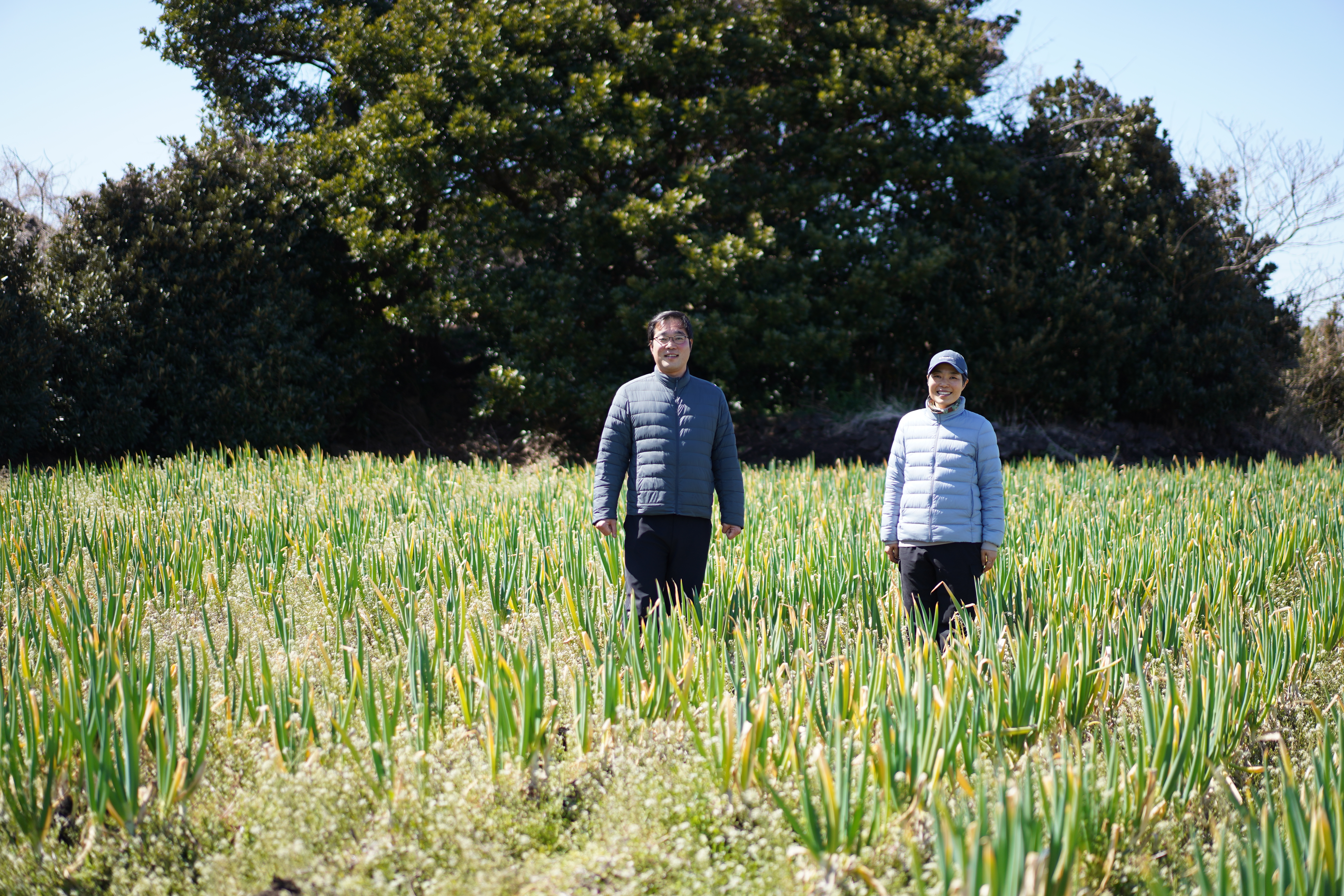대파밭에 서 있는 슬기와 우람 남매