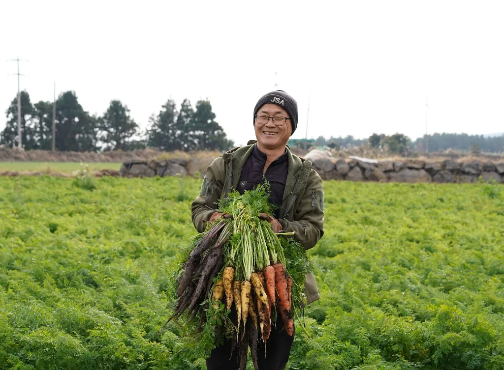 당근을 수확한 윤동현 농부