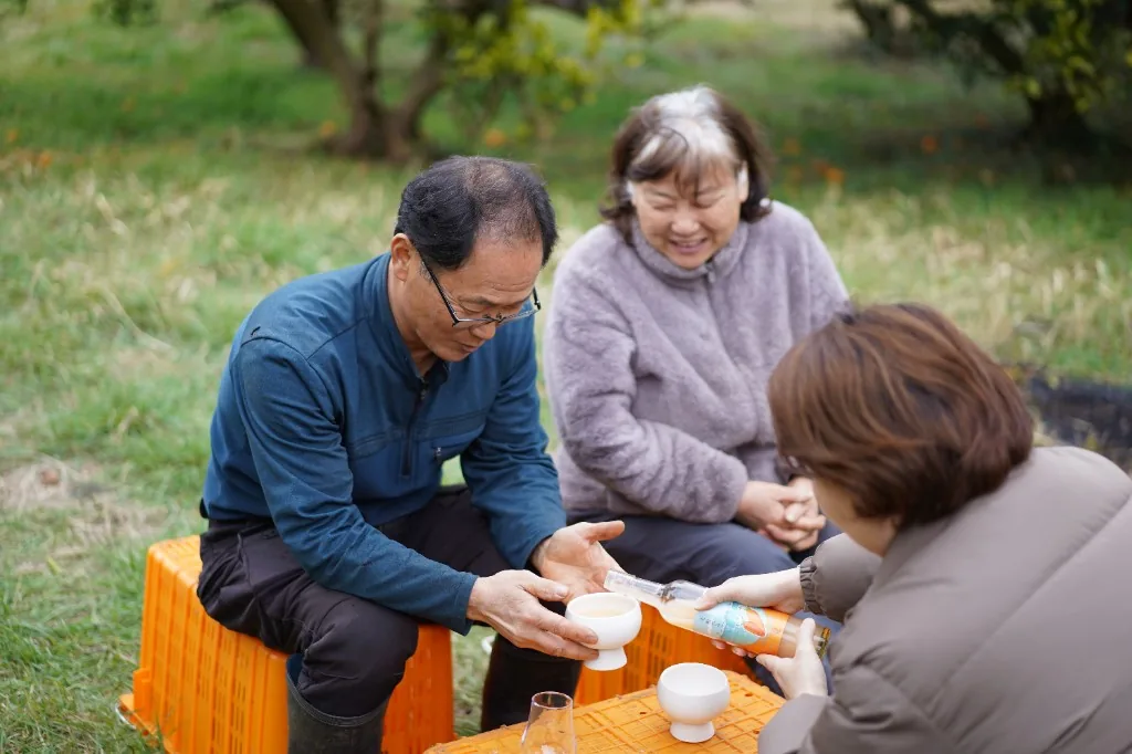 당근막걸리를 나누는 윤동현 박은주 부부