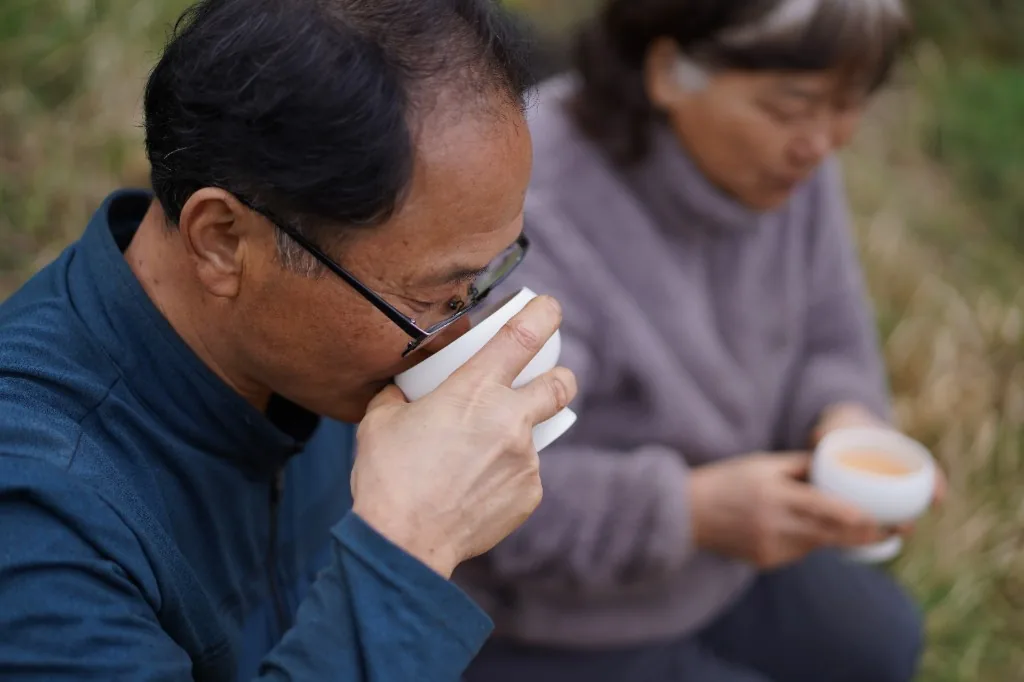 당근막걸리를 마시는 윤동현 박은주 부부